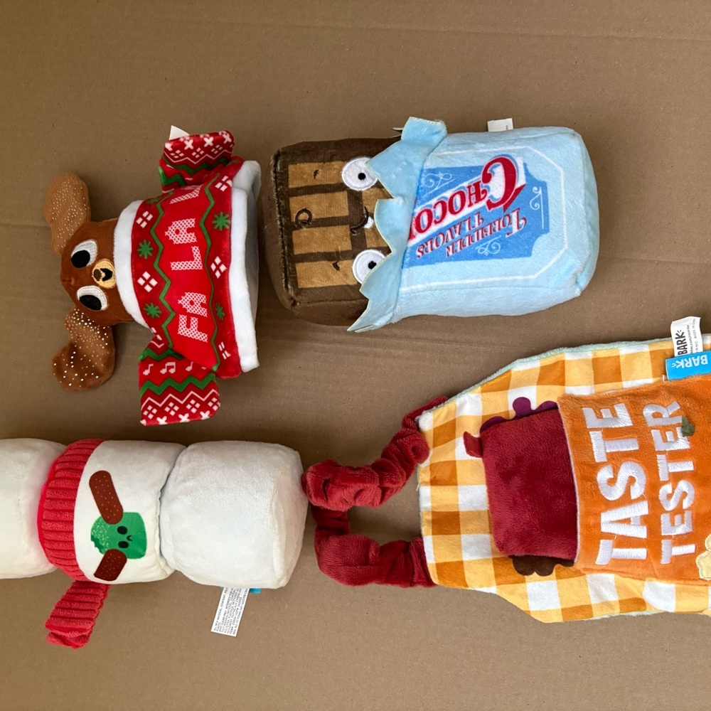 2/$15
Bark Festive Stuffed Animal Toy Set - Red, Brown, Blue. All new. 🐕🐶